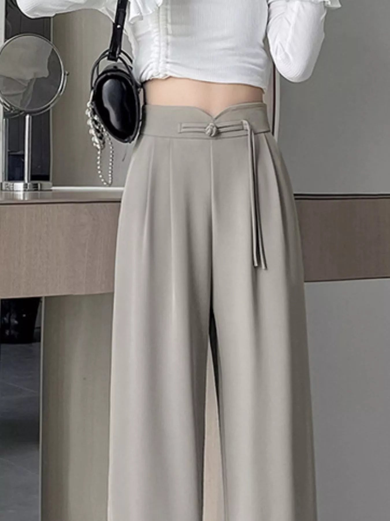 Hochgeschnittene, weite Hose