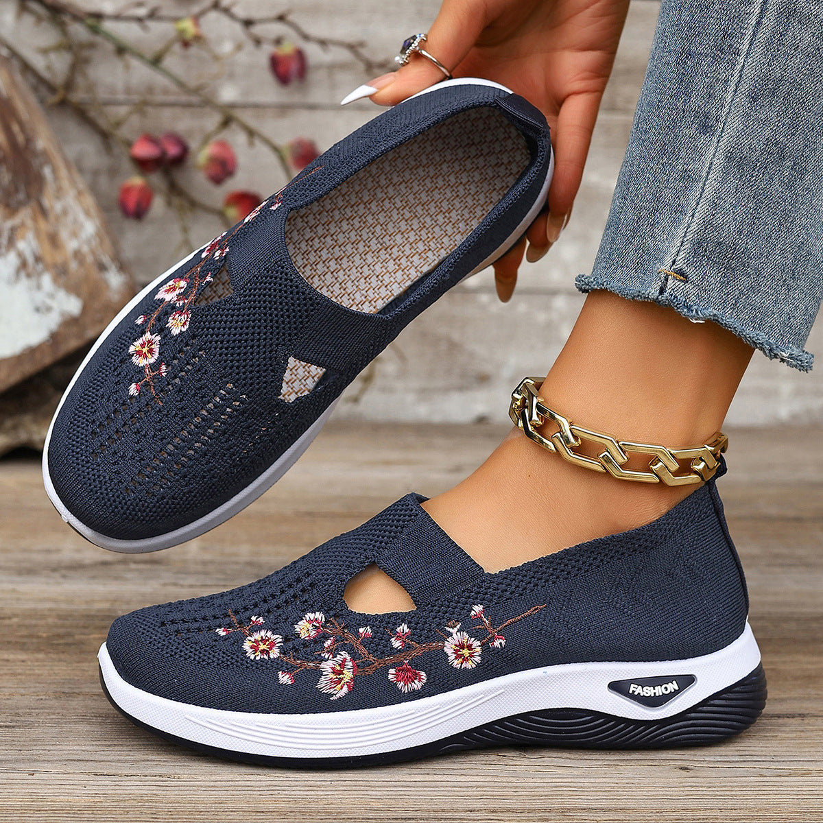 Low-cut Embroidered Breathable Casual Shoes