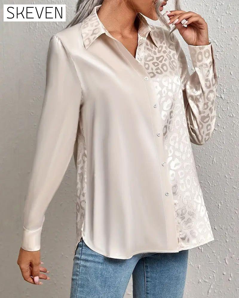 Chemise à empiècements en satin imprimé léopard