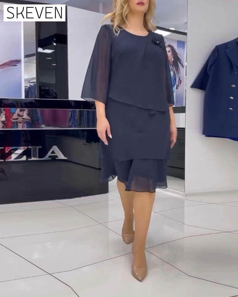 Elegantes einfarbiges Kleid mit unregelmäßigem Patchworkmuster