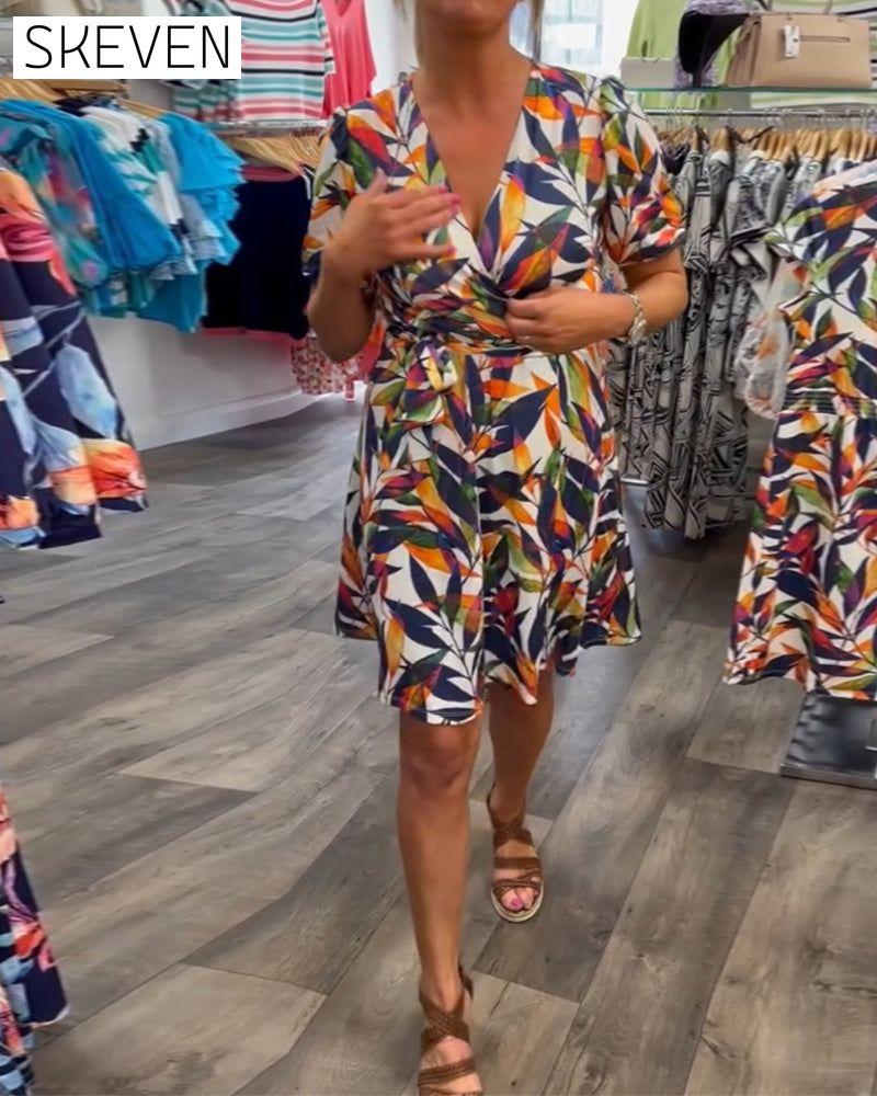 Bedrucktes Kleid mit V-Ausschnitt und kurzen Ärmeln