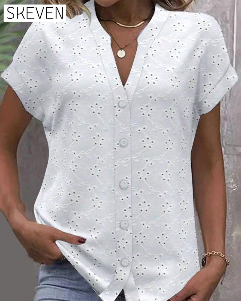 Chemise à col montant en dentelle et boutons ajourés