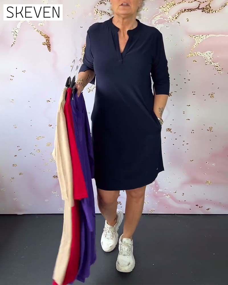 einfarbiges Kleid mit V-Ausschnitt