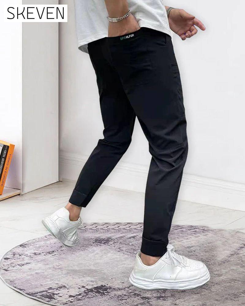 Herren-Cargohose mit hohem Stretchanteil, mehreren Taschen und schmaler Passform