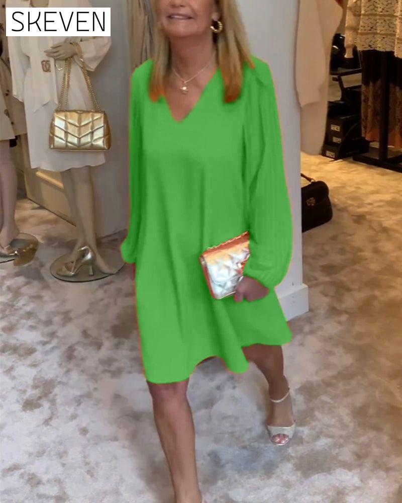 einfarbiges Kleid mit Laternenärmeln und V-Ausschnitt