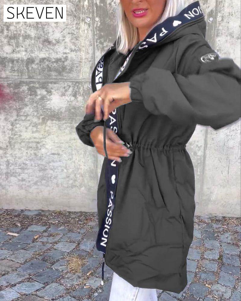 Lässiger Kapuzenmantel mit Buchstabenprint und Kordelzug