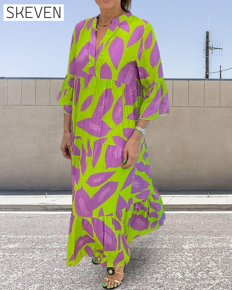 Kleid mit Blättermuster und kurzen Ärmeln