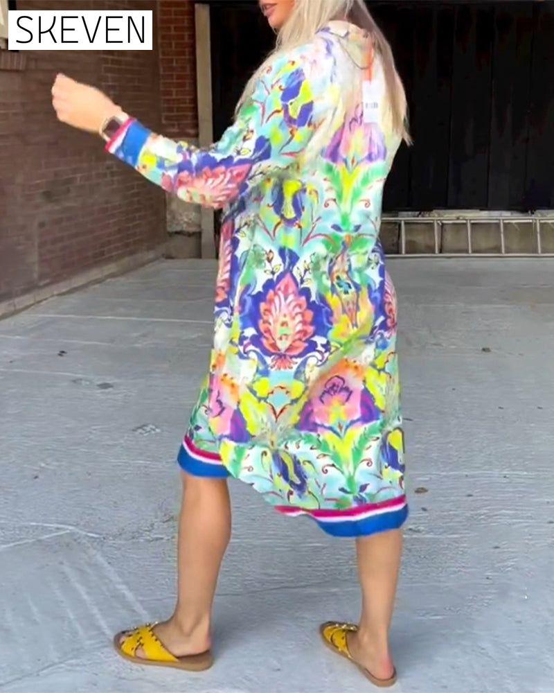 Bedrucktes, locker sitzendes Kleid mit V-Ausschnitt