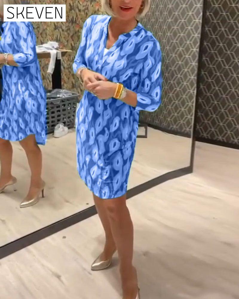 Kleid mit V-Ausschnitt und bedruckten Dreiviertelärmeln