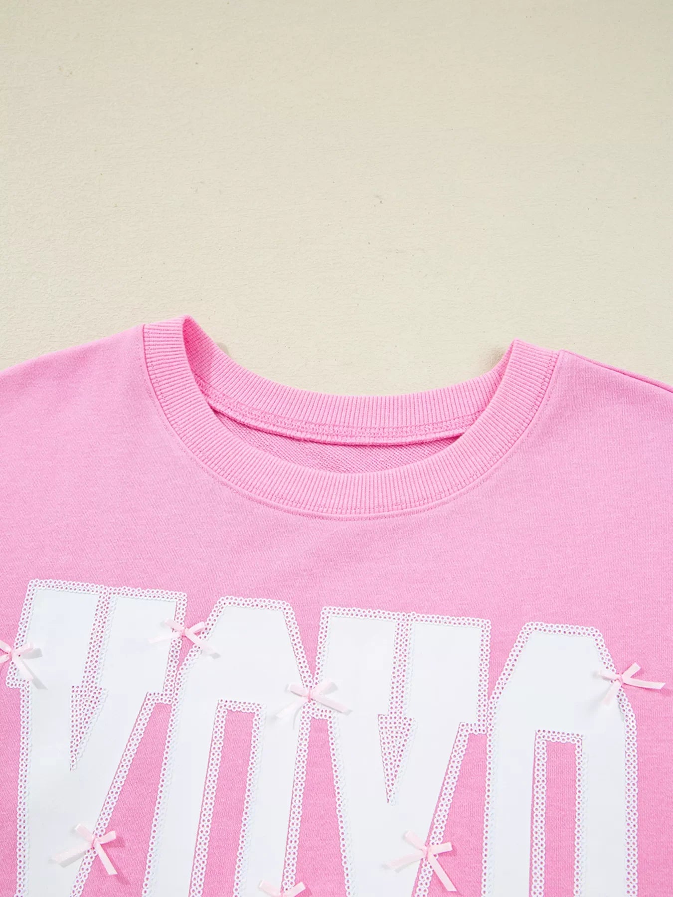 Paillettenbesetztes Sweatshirt mit XOXO-Schriftzug, sichtbaren Nähten und lockerer Passform