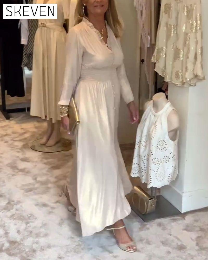 Langes Kleid mit Spitzenkragen und Knopfleiste in der Taille