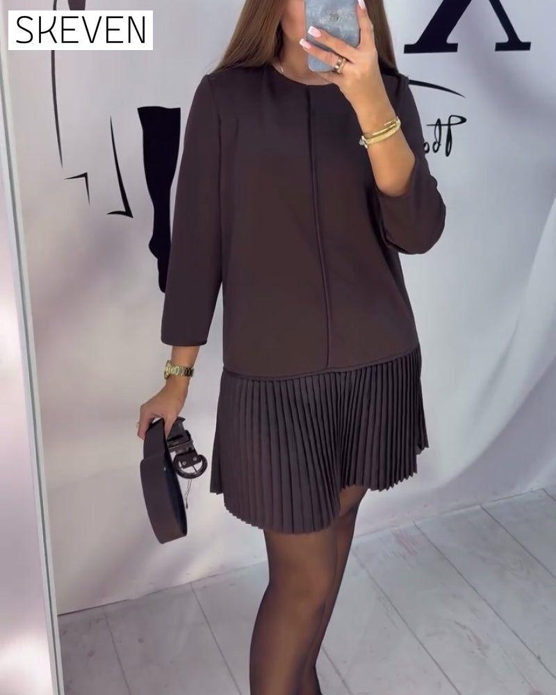 Dreiviertelärmeliges, plissiertes Kleid
