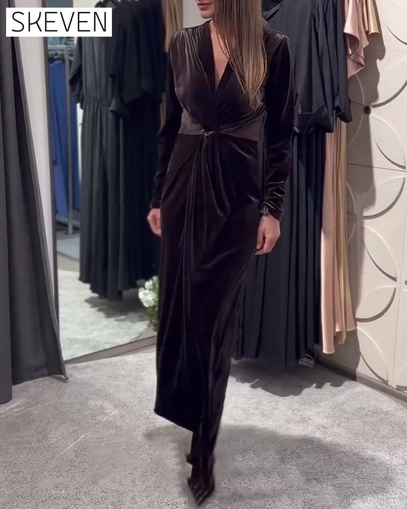 Stilvolles, figurbetontes Kleid mit V-Ausschnitt