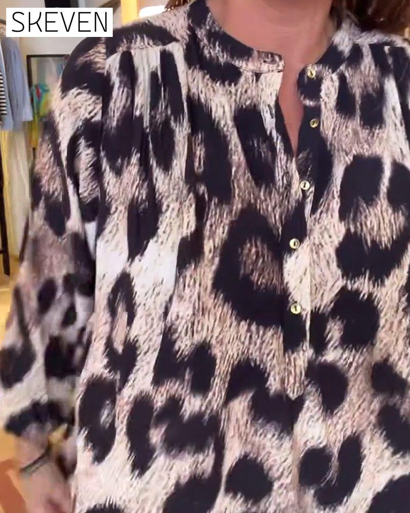 Lockere Bluse mit Leopardenmuster und halber Knopfleiste