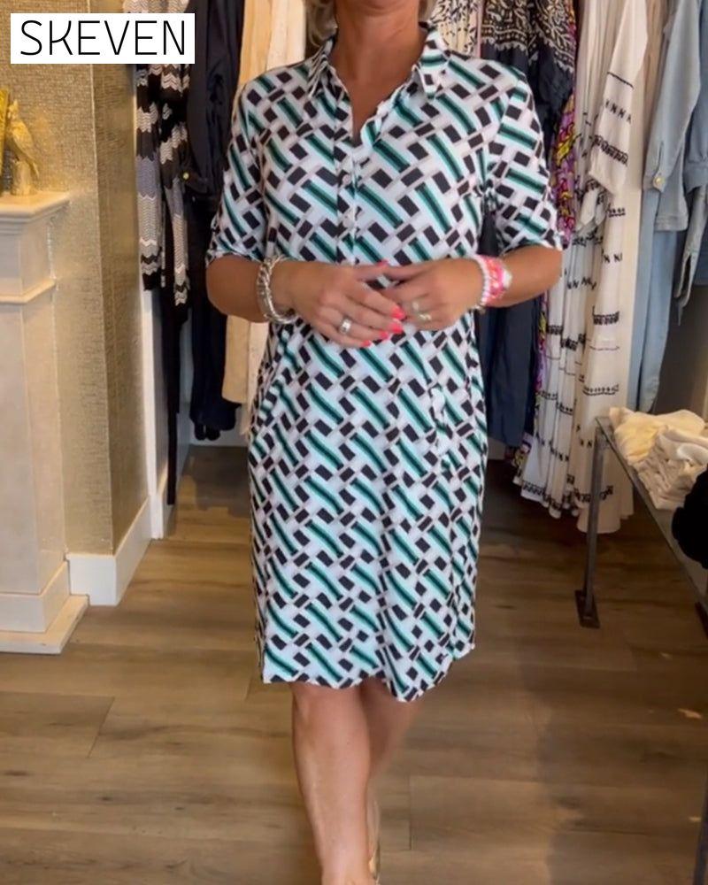 Kleid mit V-Ausschnitt und geometrischem Muster