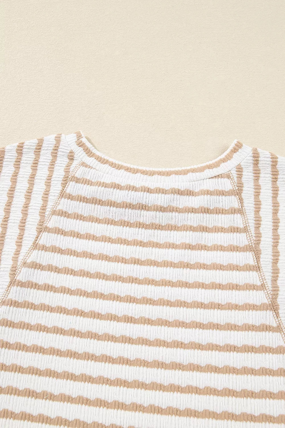 Gestreiftes, strukturiertes Stricktop mit Schlitz am Saum, halben Ärmeln und lockerer Passform