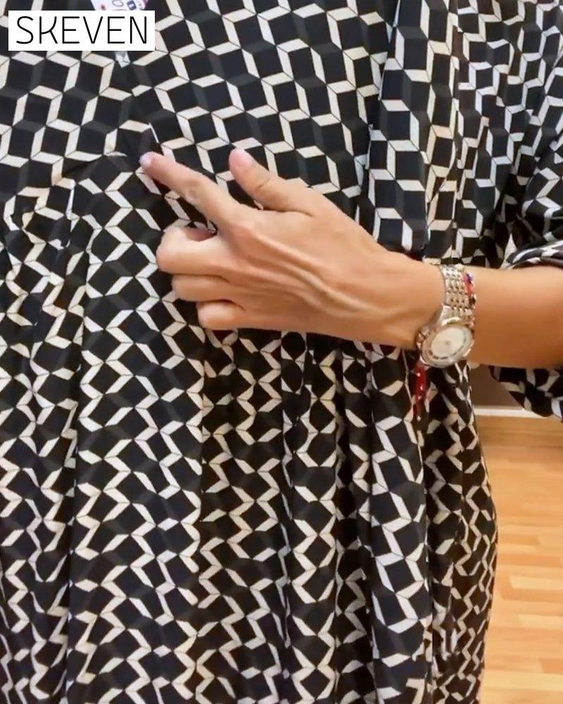Lässiges Kleid mit geometrischem Muster und V-Ausschnitt