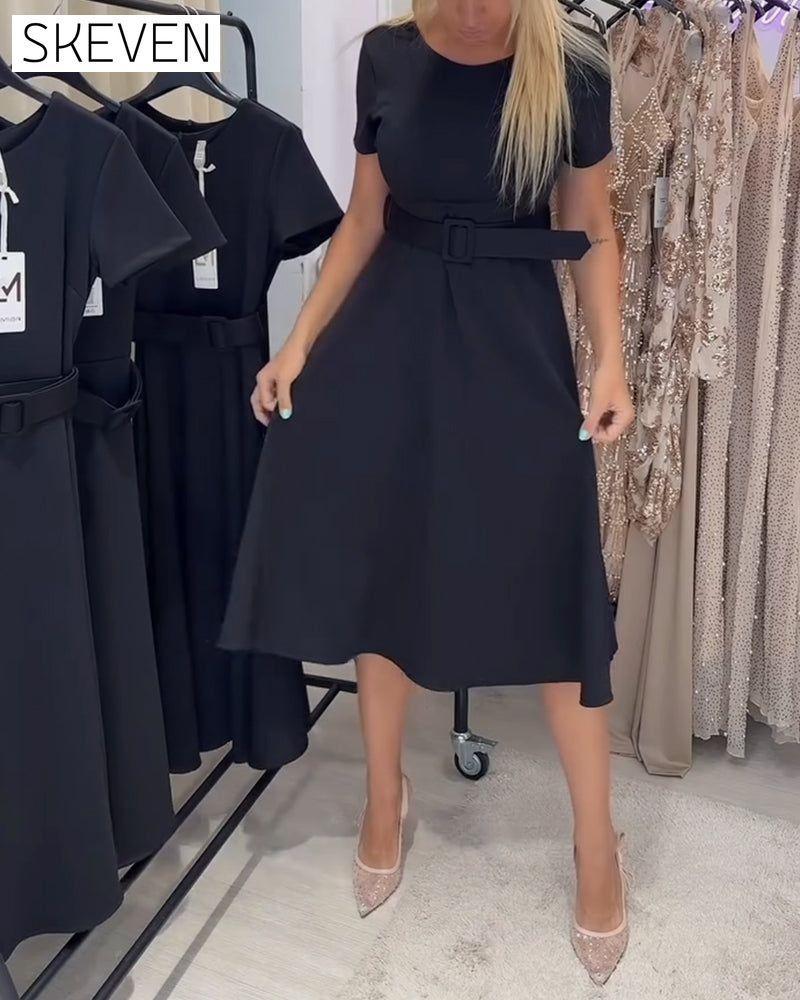 Kleid mit Rundhalsausschnitt, kurzen Ärmeln und taillierter A-Linien-Schnitt