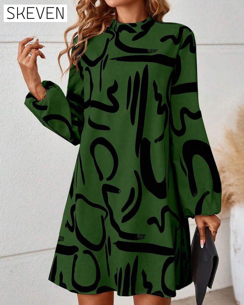 Modisches Kleid mit geometrischem Kontrastdruck