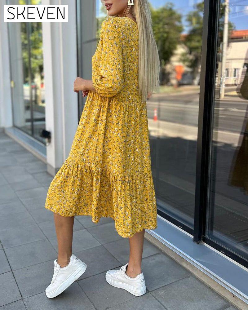 Lässiges Kleid mit frischem Blumenmuster und Falten