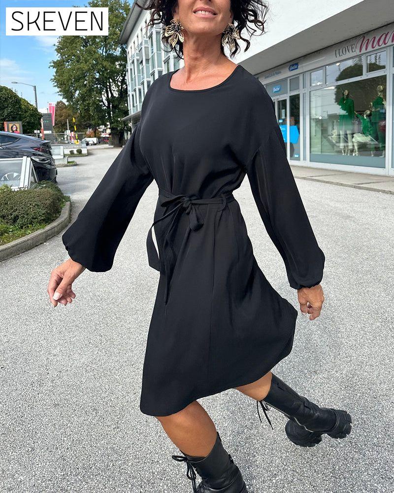 robe unie à col rond et cravate
