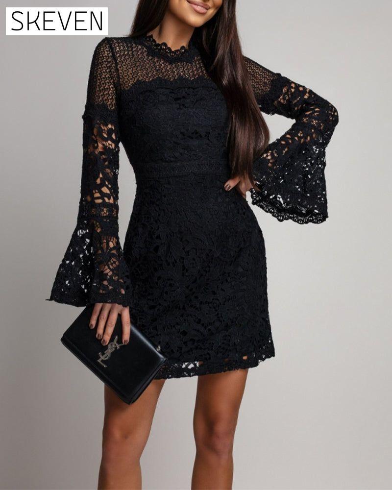 Kleid mit Glockenärmeln und Spitze an der Hüfte