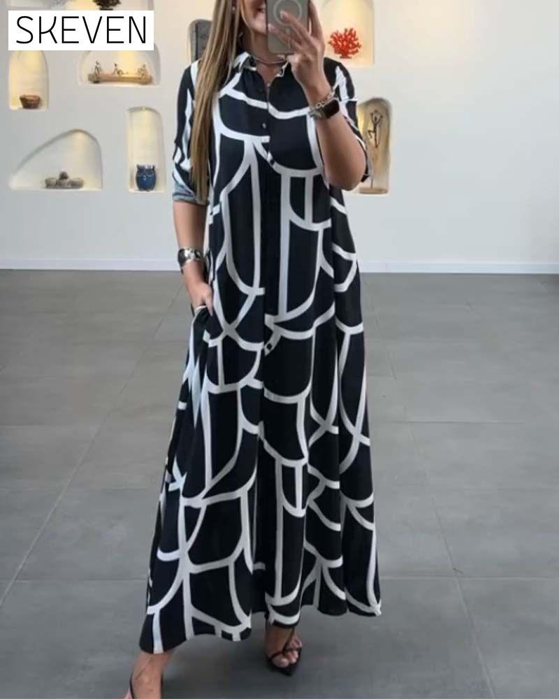 Kleid mit kontrastfarbenem Print am Revers und langem Schlitz