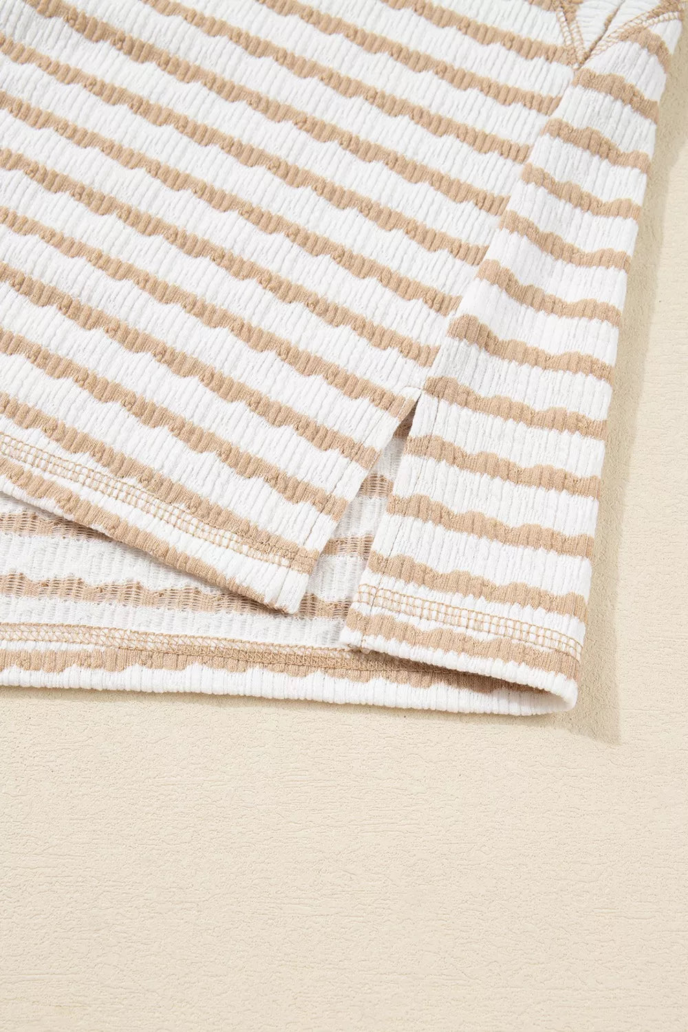 Gestreiftes, strukturiertes Stricktop mit Schlitz am Saum, halben Ärmeln und lockerer Passform