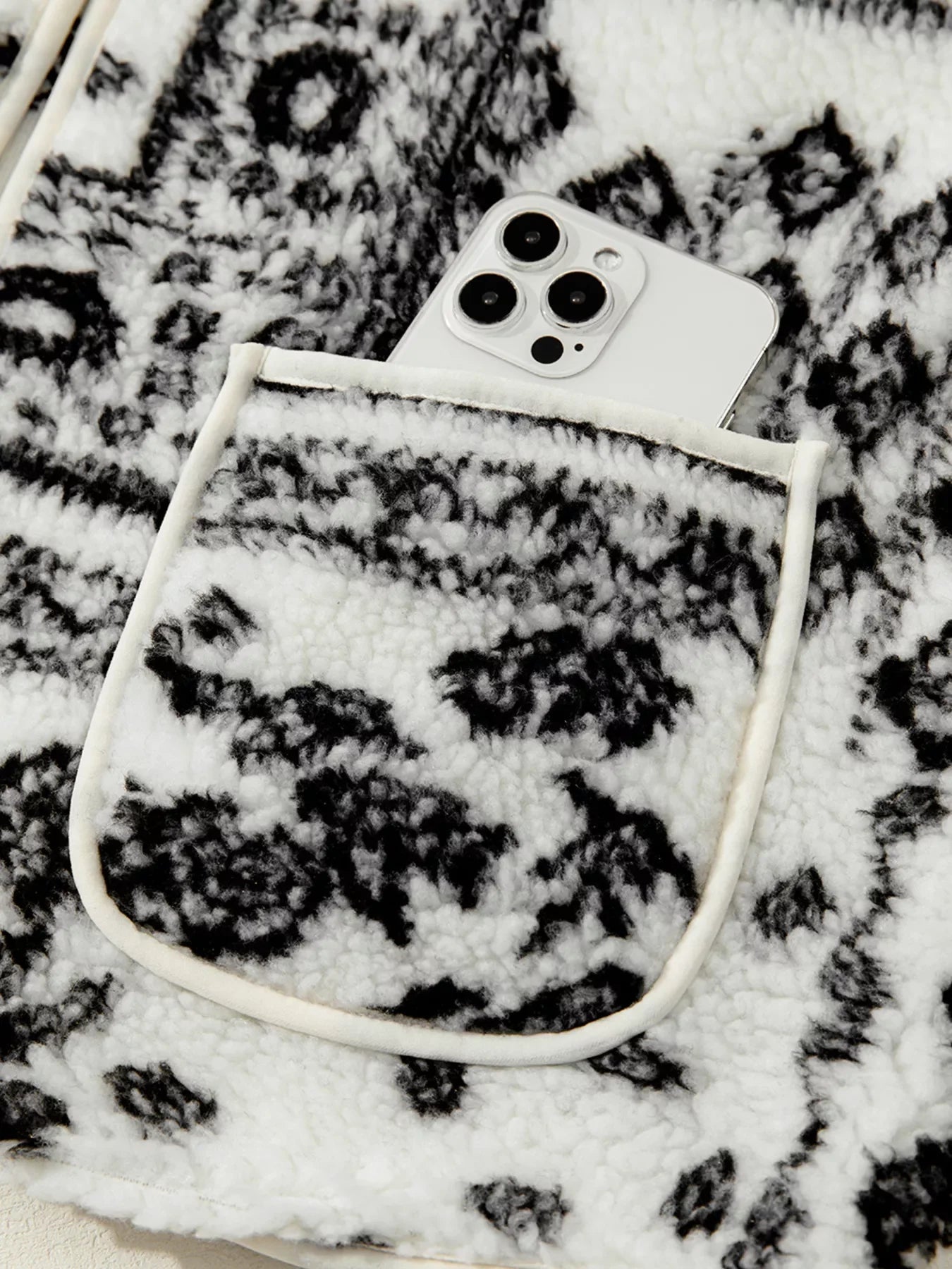 Sherpa-Weste mit Paisley-Print und Taschen im Western-Stil