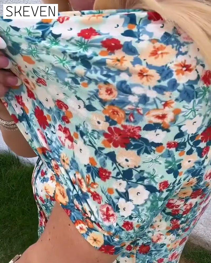 Kurzärmelige, plissierte Bluse mit Blumenmuster