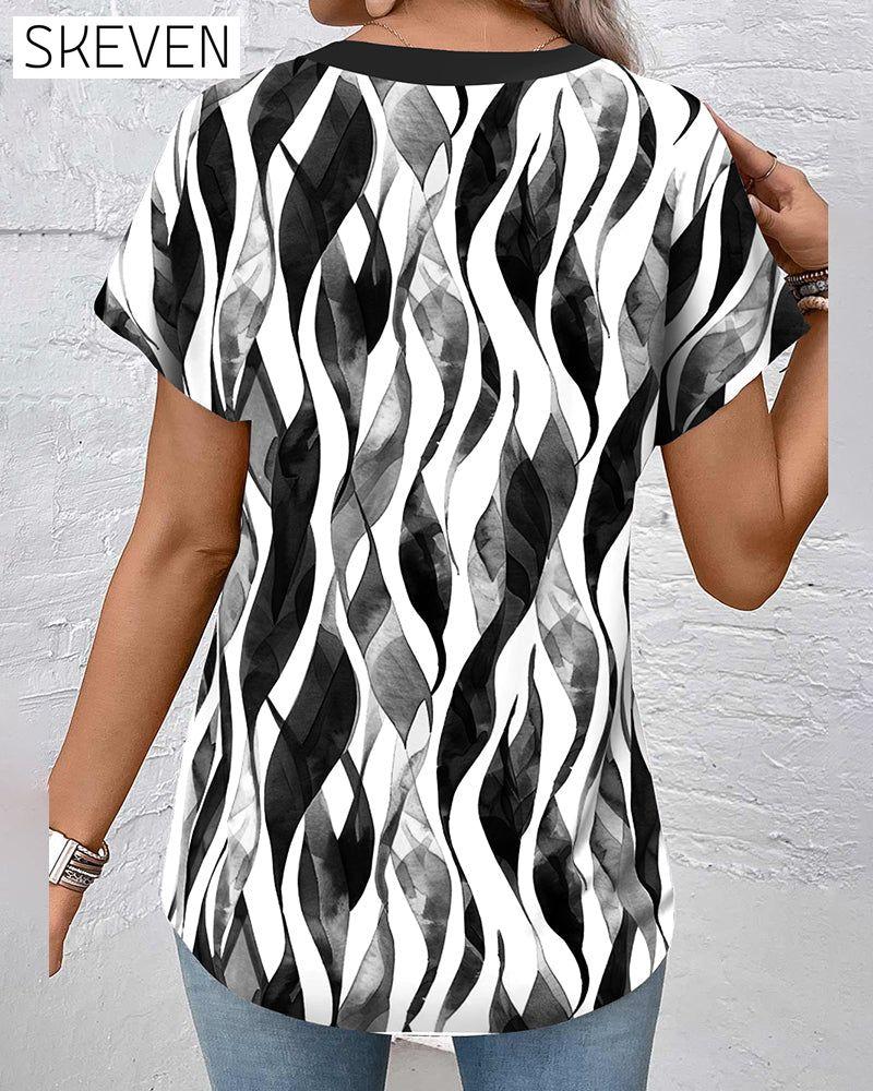 Lässiges bedrucktes T-Shirt