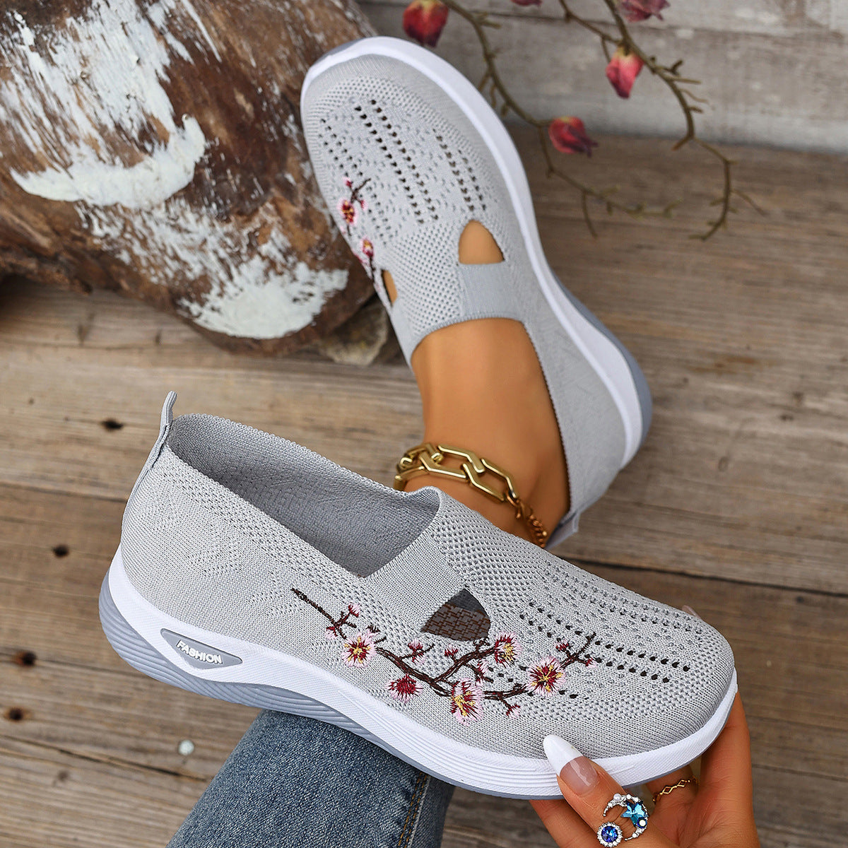 Low-cut Embroidered Breathable Casual Shoes