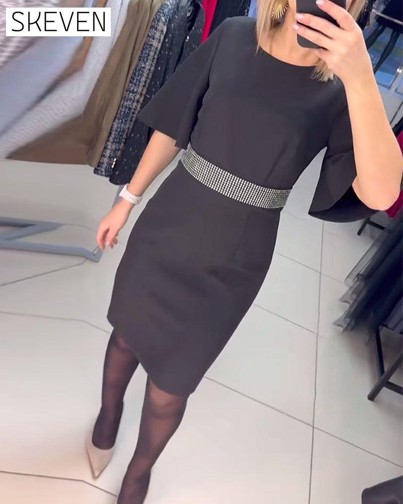 Robe à col rond, manches courtes évasées et taille cintrée