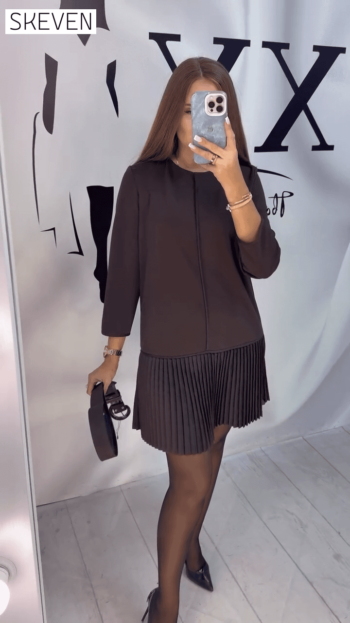 Dreiviertelärmeliges, plissiertes Kleid