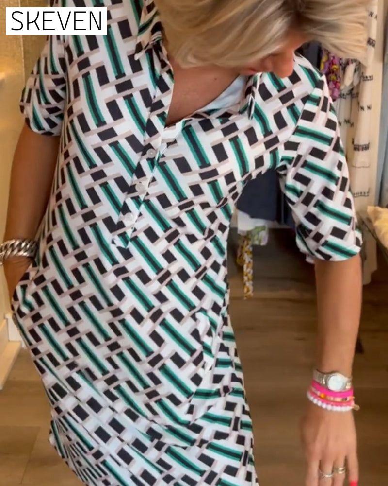 Kleid mit V-Ausschnitt und geometrischem Muster
