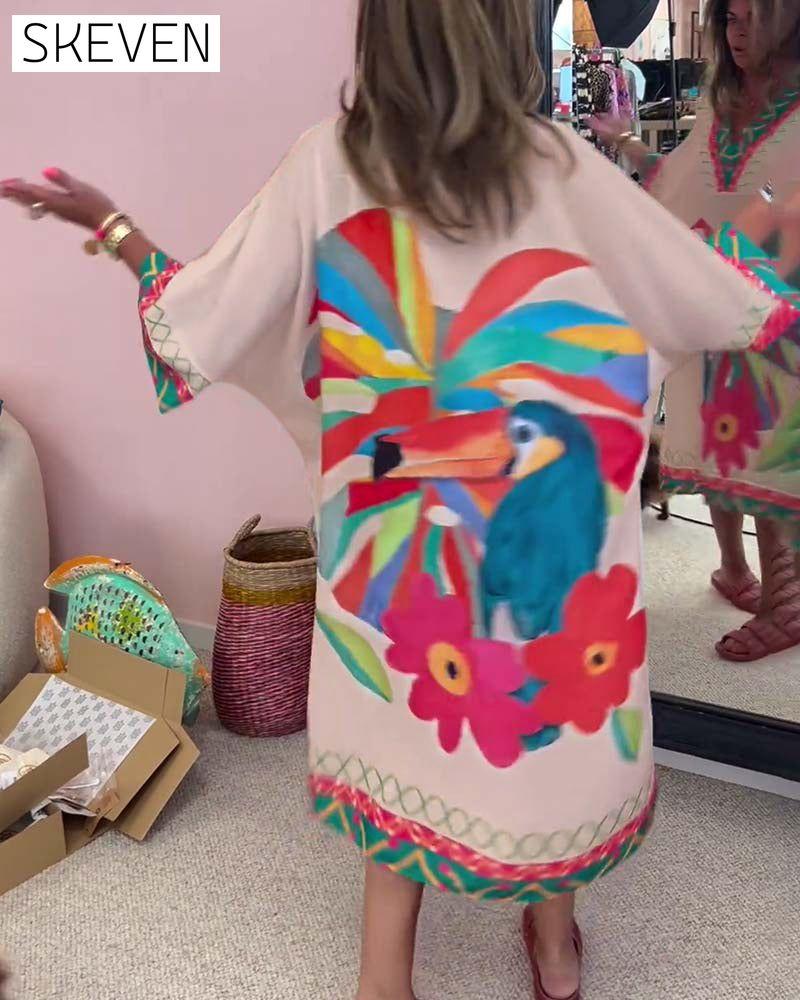 Kleid mit Graffiti-Print und V-Ausschnitt