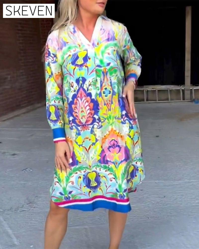Bedrucktes, locker sitzendes Kleid mit V-Ausschnitt