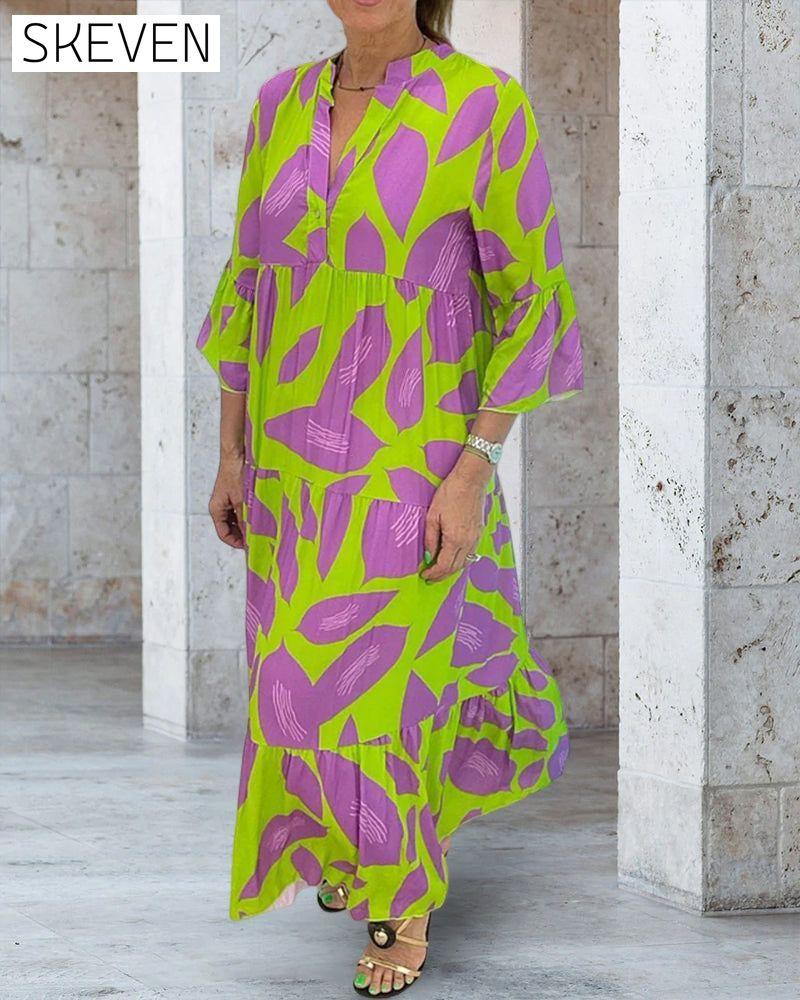 Kleid mit Blättermuster und kurzen Ärmeln