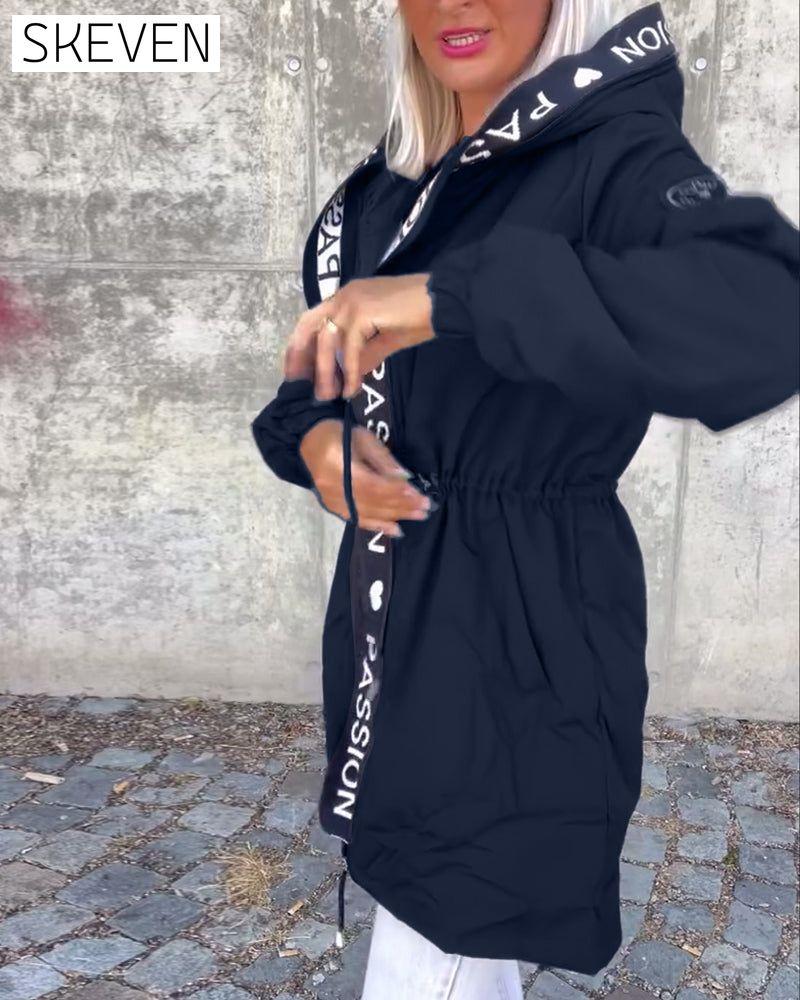 Lässiger Kapuzenmantel mit Buchstabenprint und Kordelzug