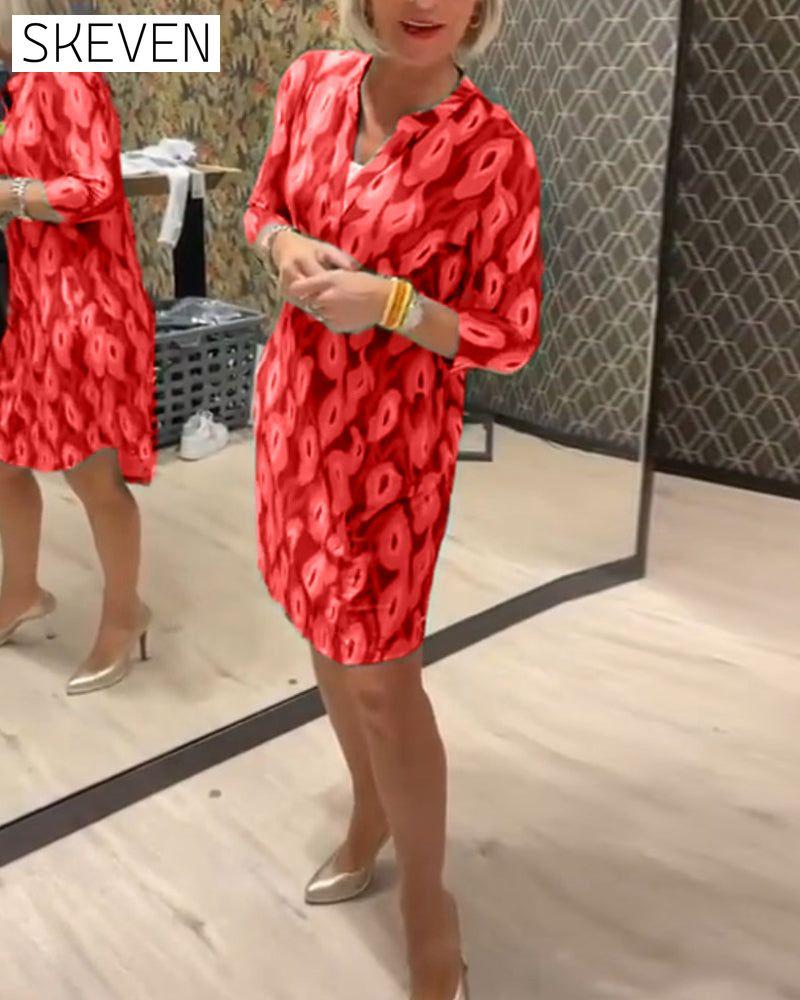 Kleid mit V-Ausschnitt und bedruckten Dreiviertelärmeln