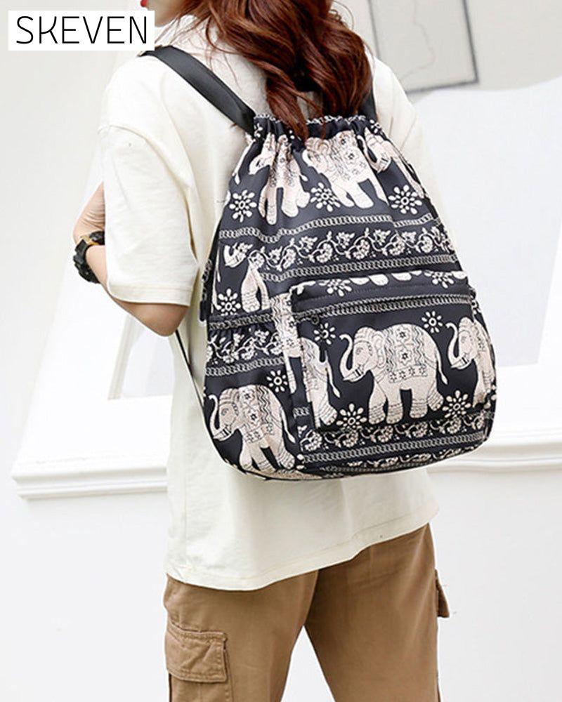 Schultertasche im Ethno-Stil mit Kordelzug
