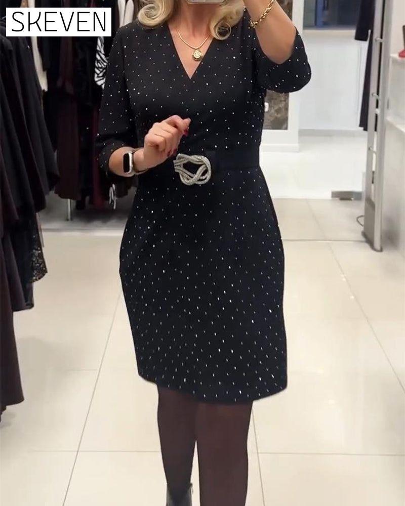 Robe tendance à col en V ornée de strass