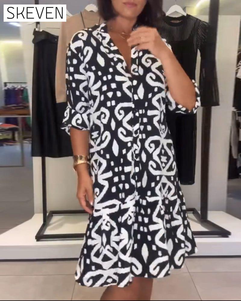 Elegantes bedrucktes Kleid mit V-Ausschnitt