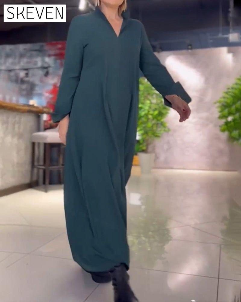 langes, locker sitzendes Kleid mit Seitenschlitz und Revers