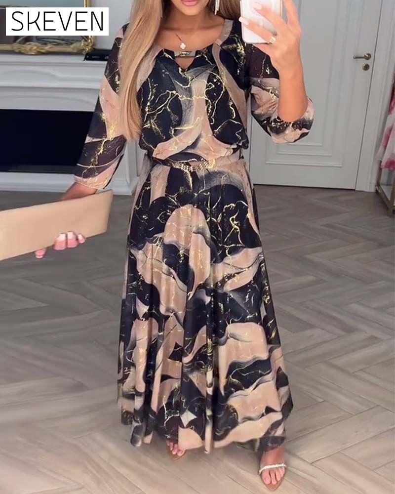 Elegantes Kleid mit Dreiviertelärmeln und Print an der Taille