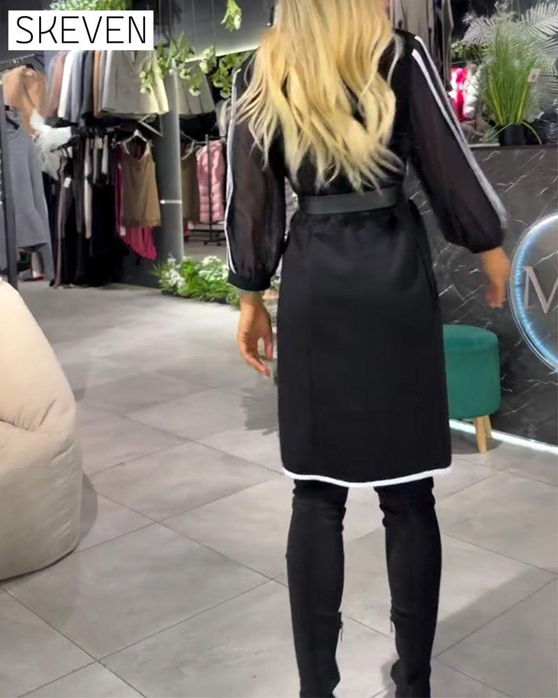 Figurschmeichelndes, gerades Kleid in Kontrastfarbe