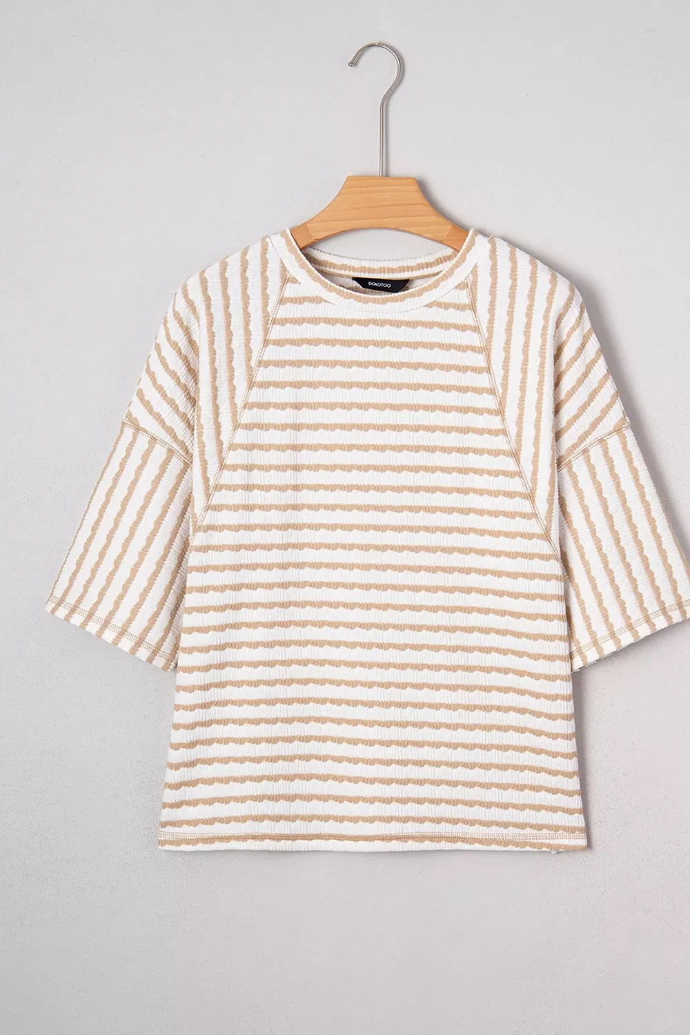 Gestreiftes, strukturiertes Stricktop mit Schlitz am Saum, halben Ärmeln und lockerer Passform