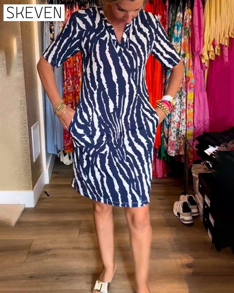 Kleid mit Kontrastprint, Tasche und V-Ausschnitt