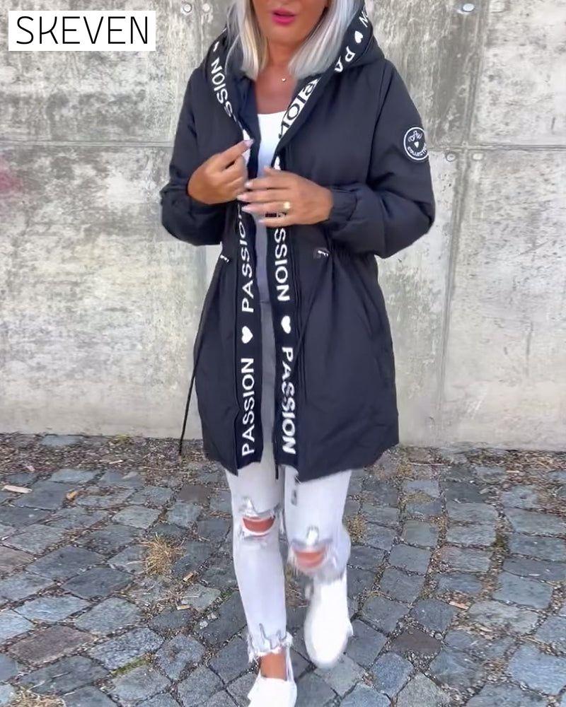 Lässiger Kapuzenmantel mit Buchstabenprint und Kordelzug