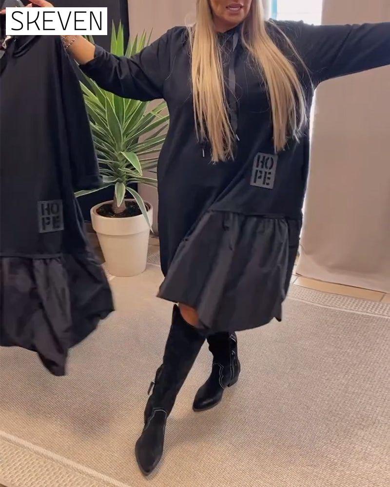 Langärmeliges, locker sitzendes Kapuzenkleid